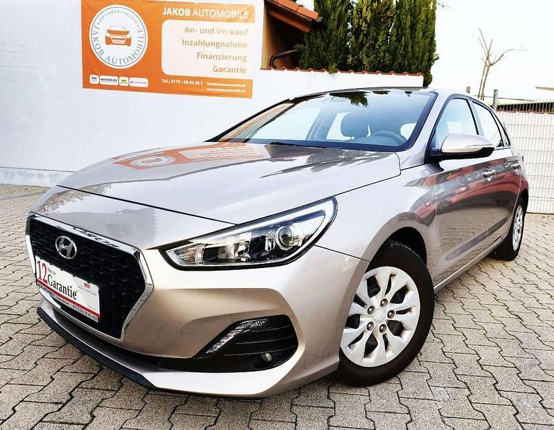 Beige Gebraucht 2018 Hyundai i30 Limousine | 13.590 € (Fairer Preis) - Bild 1/4
