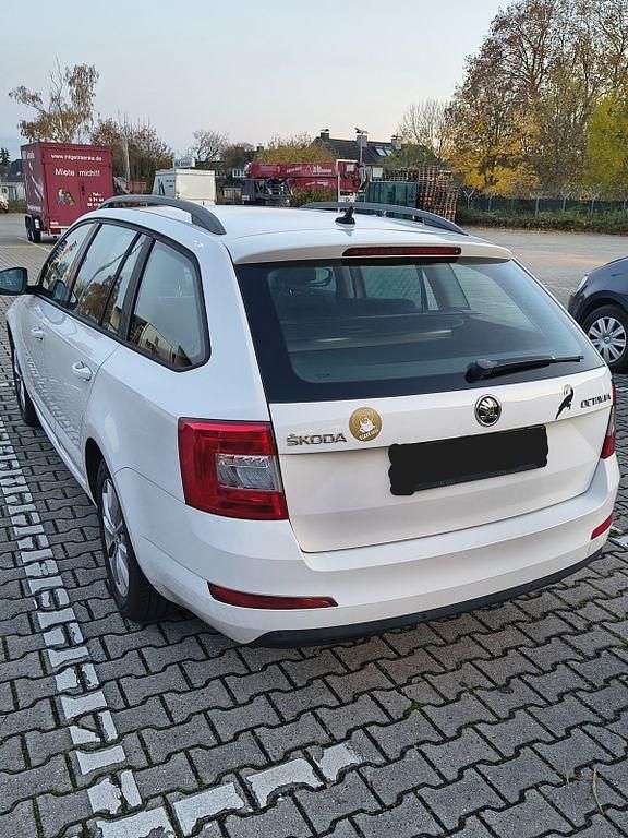 Weiß Gebraucht 2014 Skoda Octavia Ambition Kombi | 7.400 € (Fairer Preis) - Bild 1/4