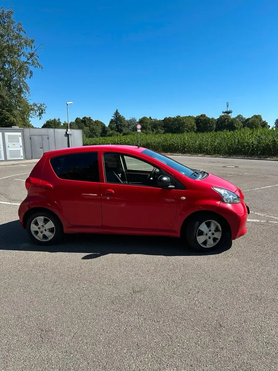 Gebraucht Toyota Aygo 69 PS (50 kW) 2007 Rot Kleinwagen