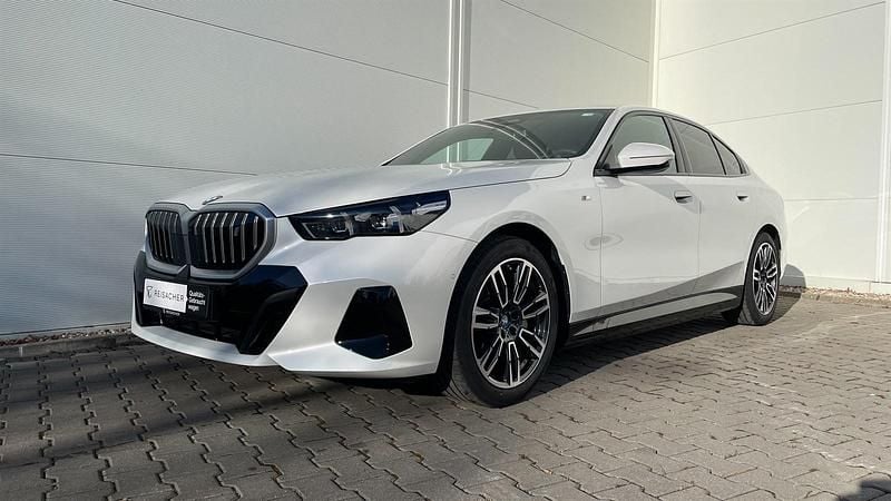 Mineralweiß metallic Gebraucht 2025 BMW i5 Comfort Edition Limousine | 59.680 € (Superpreis) - Bild 1/4