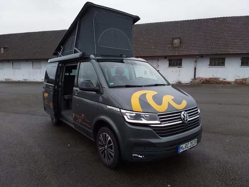 Grau Gebraucht 2021 VW T6.1 California Van | 63.500 € (Teuer) - Bild 1/4