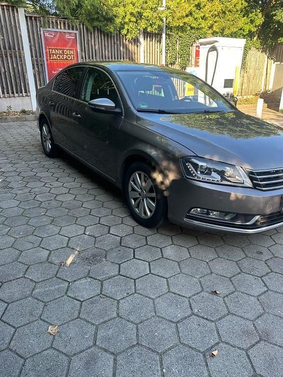 Braun Gebraucht 2011 VW Passat Comfortline Limousine | 6.700 € (Superpreis) - Bild 1/4