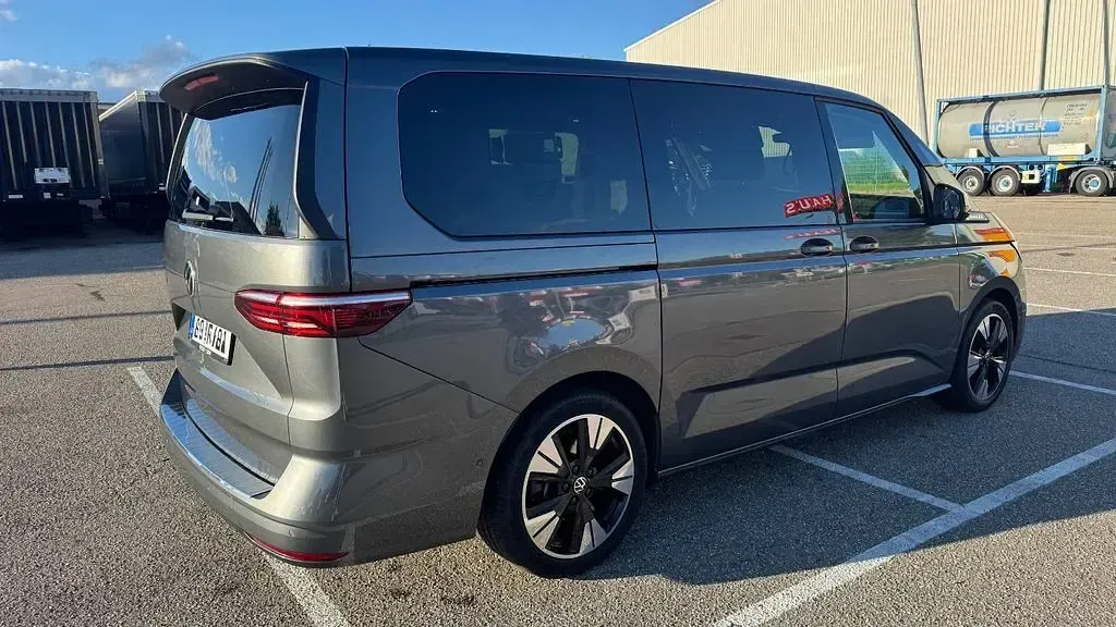 Second-hand VW Multivan Life 204 CP (150 kW) 2023 Gri Monovolum