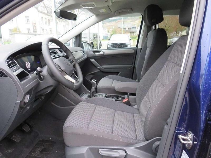 Neu VW Touran Comfortline 150 PS (110 kW) 2025 Atlantik blue metallic Van / Kleinbus