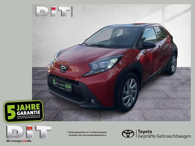 Chili red/ black mica (metallic) Gebraucht 2023 Toyota Aygo Pulse Kleinwagen | 14.440 € (Guter Preis) - Bild 1/4
