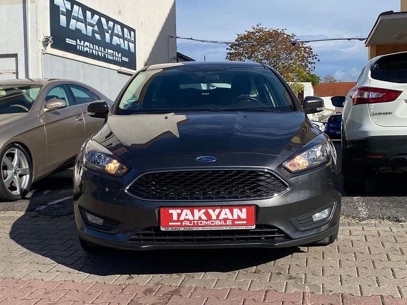 Gebraucht Ford Focus Cool & Connect 125 PS (91 kW) 2017 Grau Limousine