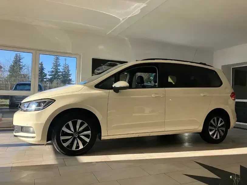 Gebraucht VW Touran 150 PS (110 kW) 2025 Hellelfenbein Van / Kleinbus