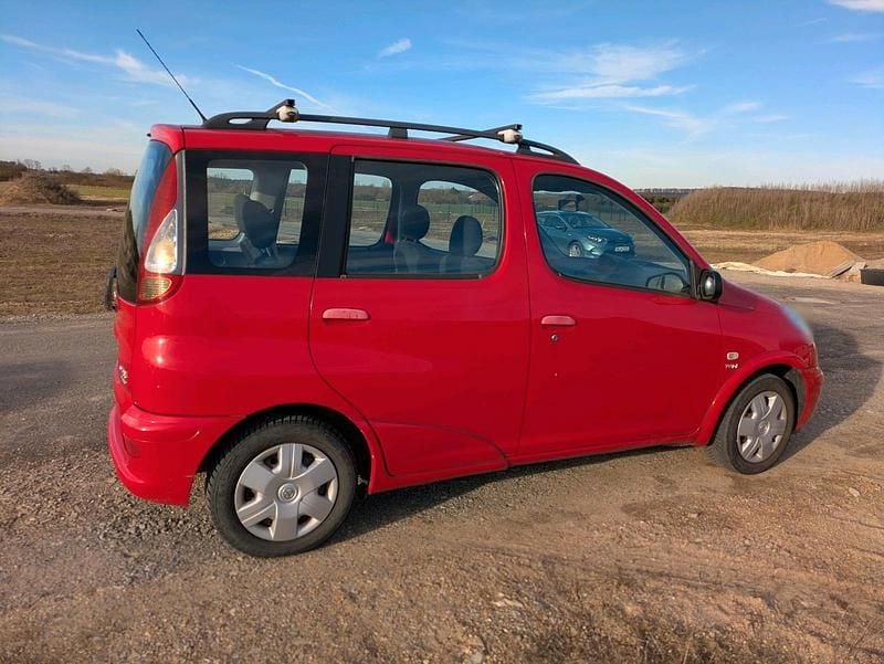 Gebraucht Toyota Yaris Verso 84 PS (61 kW) 2003 Rot Van / Kleinbus