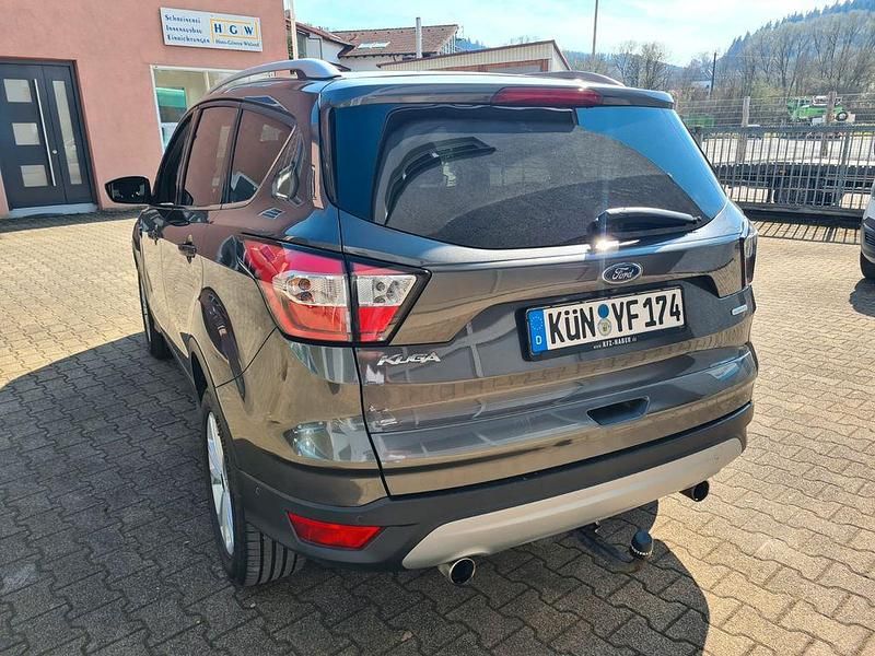Gebraucht Ford Kuga Titanium 150 PS (110 kW) 2018 Grau SUV