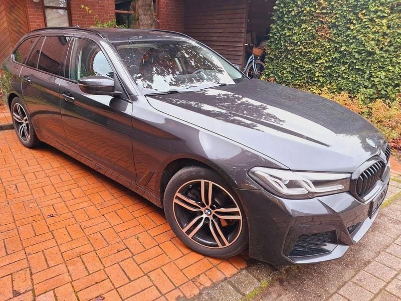Grau Gebraucht 2022 BMW 520 M Sport Kombi | 30.500 € (Superpreis) - Bild 1/4