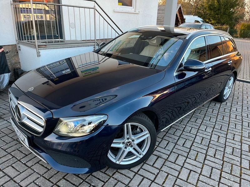 Gebraucht Mercedes E220 194 PS (142 kW) 2018 Blau Kombi