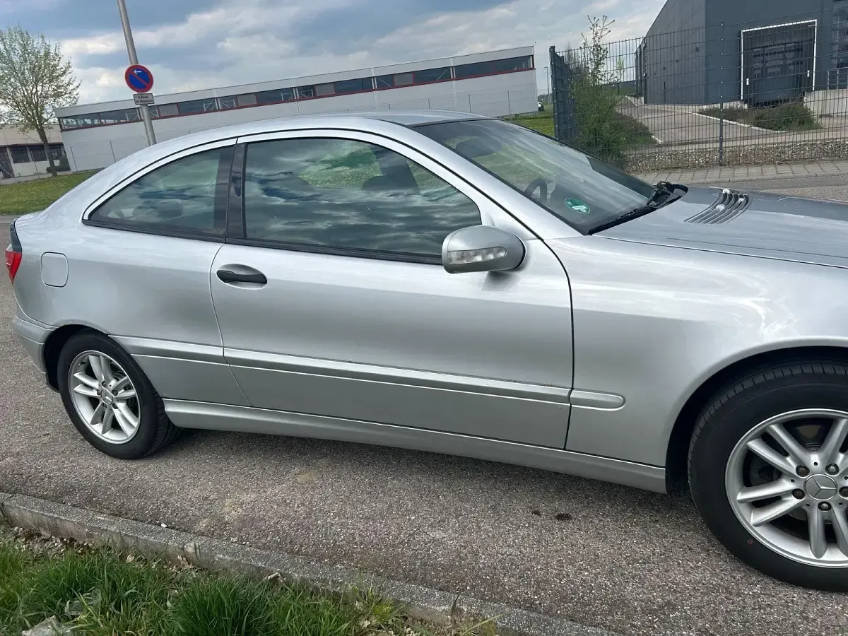 Gebraucht Mercedes C180 129 PS (94 kW) 2001 Silber Coupé