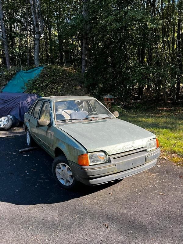 Grün Gebraucht 1987 Ford Escort Ghia Limousine | 1.500 € - Bild 1/4