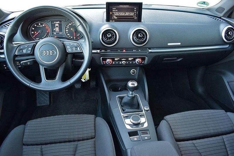 Gebraucht Audi A3 Sport 116 PS (85 kW) 2018 Weiß Limousine