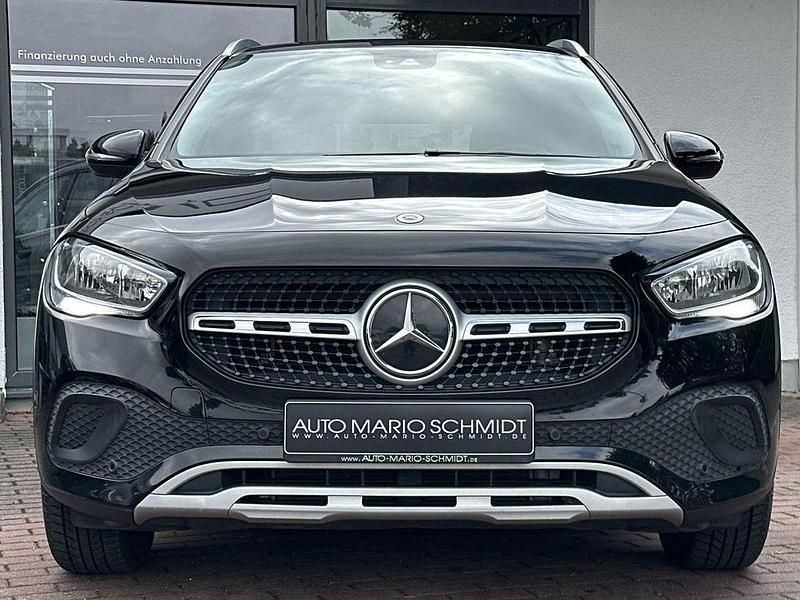 Nachtschwarz unilack Gebraucht 2020 Mercedes GLA180 Style SUV | 24.850 € (Guter Preis) - Bild 1/4