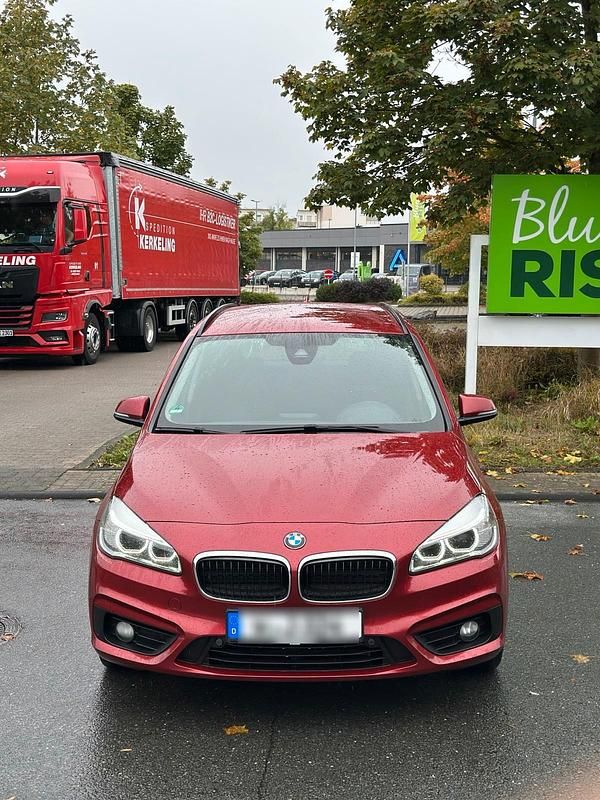 Rot Gebraucht 2016 BMW 218 Gran Tourer Van / Kleinbus | 7.900 € (Guter Preis) - Bild 1/4