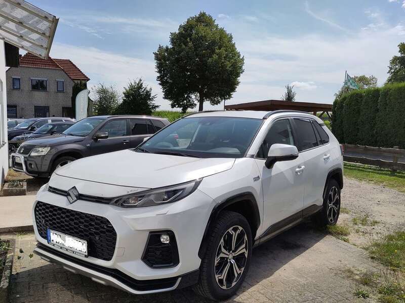 Platinum white pearl Gebraucht 2023 Suzuki Across Comfort+ SUV | 48.400 € (Etwas zu teuer) - Bild 1/4