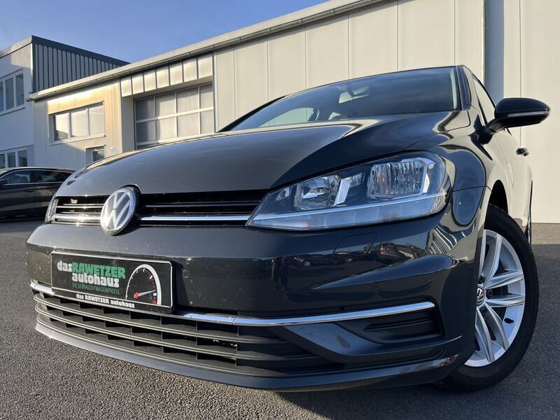 Grau Gebraucht 2019 VW Golf VII Comfortline Limousine | 16.360 € (Superpreis) - Bild 1/4