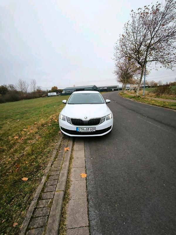 Weiß Gebraucht 2017 Skoda Octavia Limousine | 14.650 € - Bild 1/4