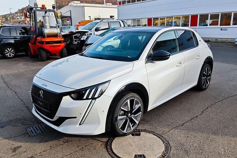 Weiß Gebraucht 2021 Peugeot e-208 GT Kleinwagen | 12.500 € (Superpreis) - Bild 1/4