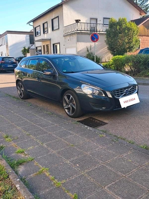 Grau Gebraucht 2011 Volvo V60 Kombi | 5.999 € (Fairer Preis) - Bild 1/4