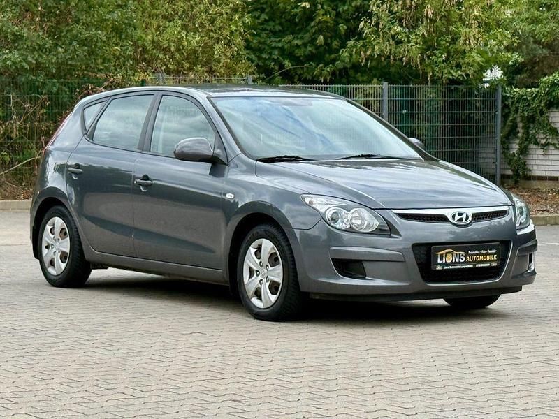 Grau Gebraucht 2009 Hyundai i30 Comfort Limousine | 5.490 € (Etwas zu teuer) - Bild 1/4