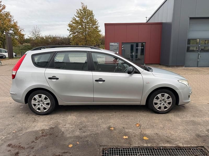 Silber Gebraucht 2009 Hyundai i30 Kombi | 2.299 € (Guter Preis) - Bild 1/4