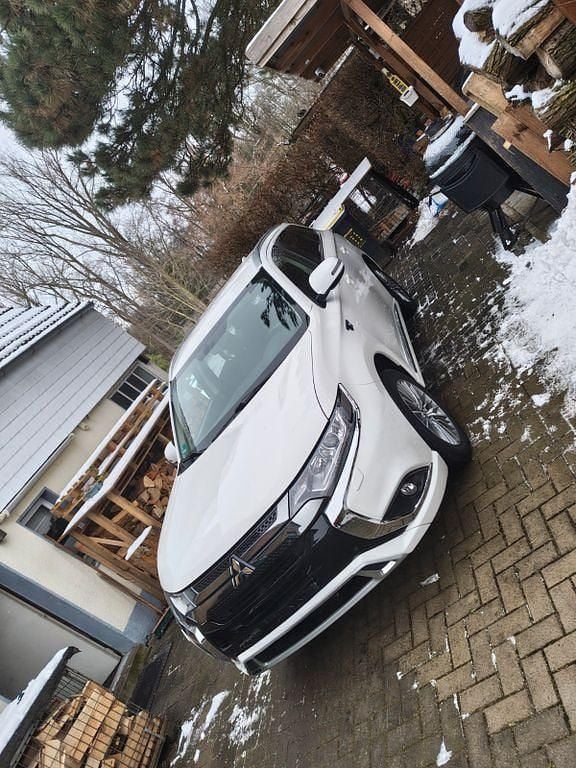 Weiß Gebraucht 2021 Mitsubishi Outlander P-HEV SUV | 22.250 € (Guter Preis) - Bild 1/4