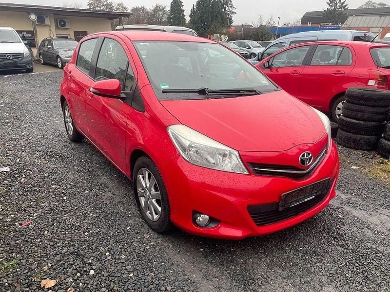 Gebraucht Toyota Yaris Cool 69 PS (50 kW) 2012 Rot Limousine