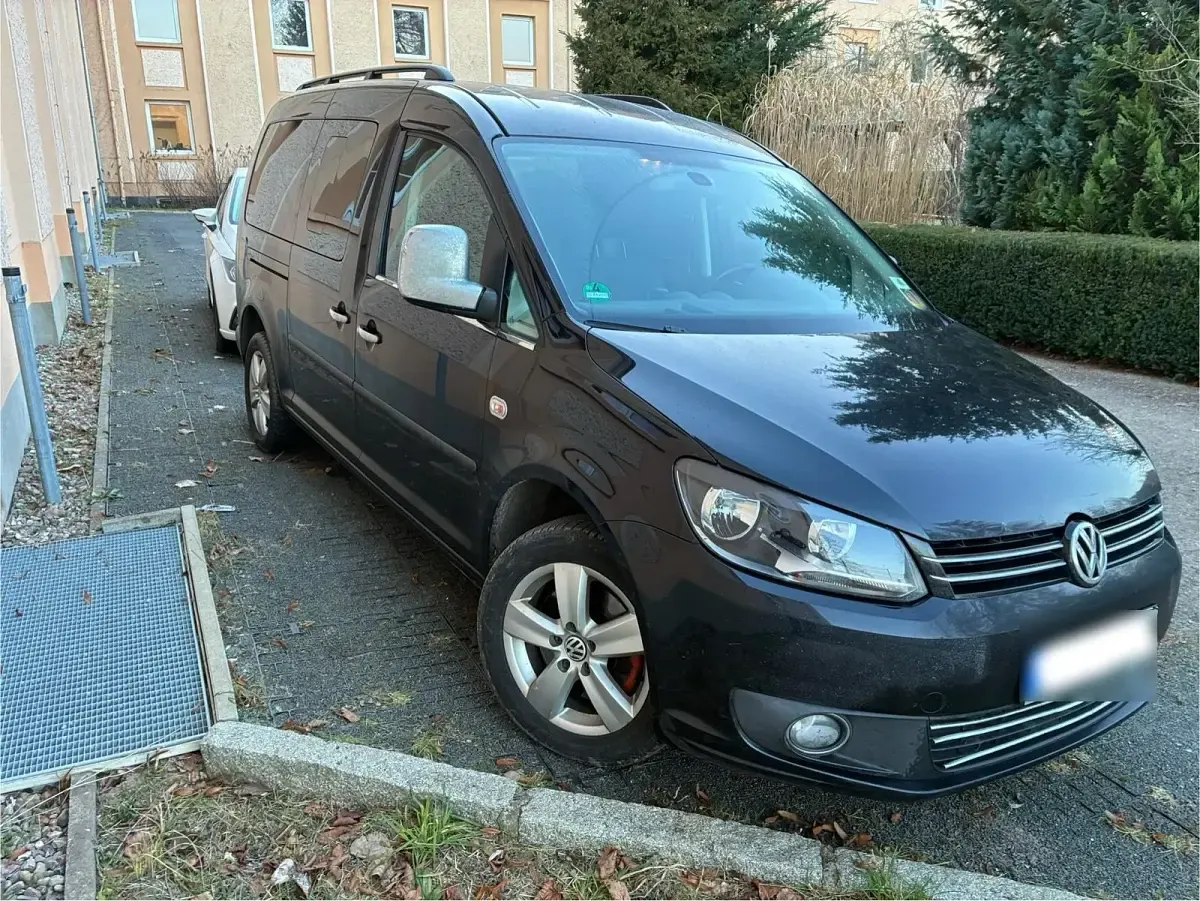 Używany VW Caddy Maxi Comfortline 140 KM (102 kW) 2011 Czarny Minivan