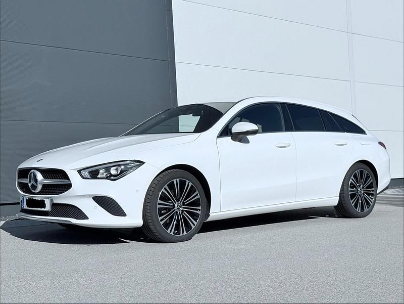 Weiß Gebraucht 2023 Mercedes CLA200 Shooting Brake Kombi | 29.250 € (Fairer Preis) - Bild 1/4