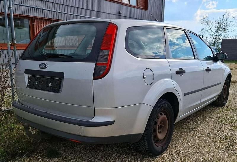 Gebraucht Ford Focus Trend 101 PS (74 kW) 2005 Polarsilber metallic Kombi