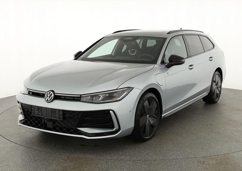 Oyster silver metallic Neu 2025 VW Passat R-line Kombi | 52.495 € (Fairer Preis) - Bild 1/4