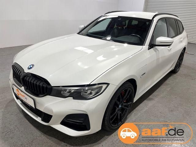 Gebraucht BMW 330e M Sport 252 PS (185 kW) 2021 Mineralweiss Kombi