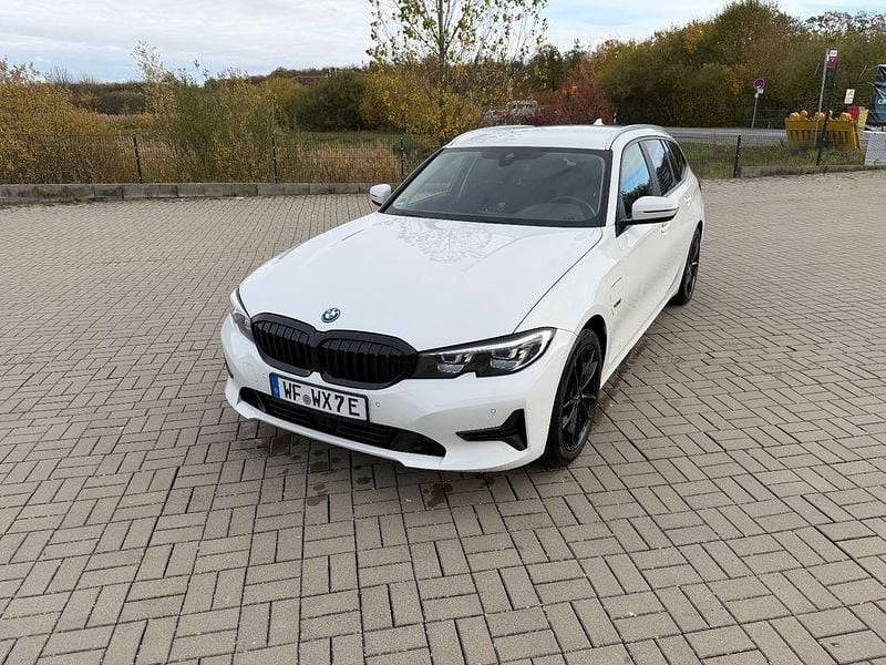 Weiß Gebraucht 2022 BMW 330e Performance Kombi | 27.500 € (Superpreis) - Bild 1/4
