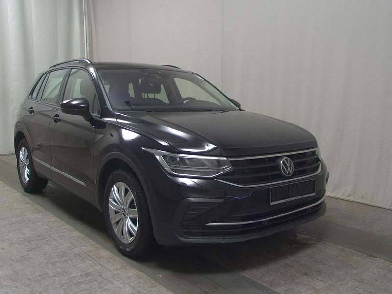 Gebraucht VW Tiguan Life 150 PS (110 kW) 2023 Schwarz SUV