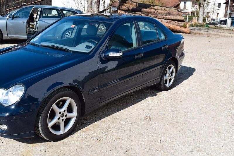 Gebraucht Mercedes C220 150 PS (110 kW) 2004 Blau Limousine