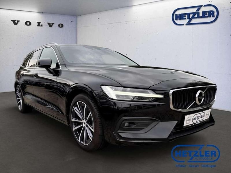 Gebraucht Volvo V60 Momentum 197 PS (144 kW) 2020 Onyx black / metallic Kombi