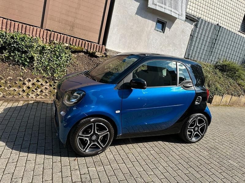Blau Gebraucht 2017 Smart ForTwo Coupé Prime Kleinwagen | 13.000 € (Fairer Preis) - Bild 1/4