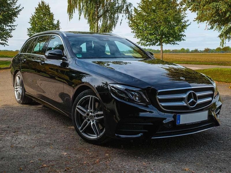Schwarz Gebraucht 2018 Mercedes E200 AMG Kombi | 27.400 € (Fairer Preis) - Bild 1/4