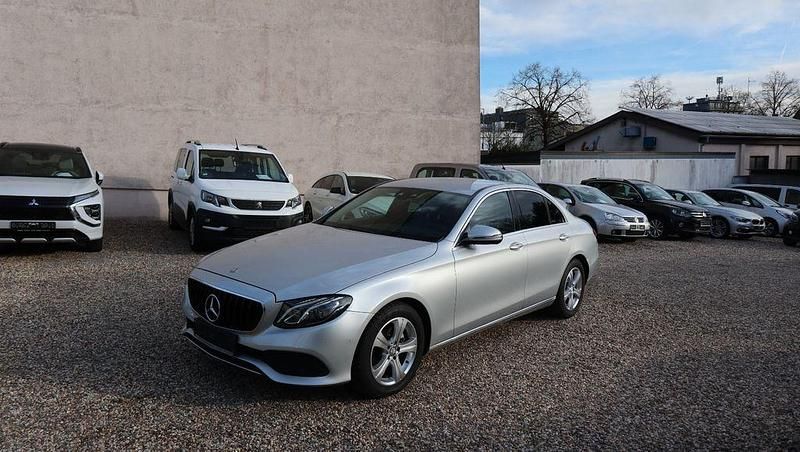 Grau Gebraucht 2016 Mercedes E220 Limousine | 24.850 € (Fairer Preis) - Bild 1/4