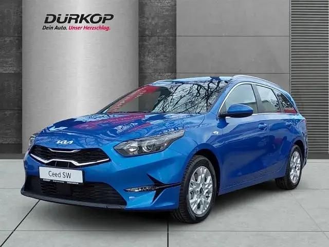 Blue flame met. (blau) Neu 2024 Kia Ceed Sportswagon Comfort Kombi | 26.490 € (Fairer Preis) - Bild 1/4