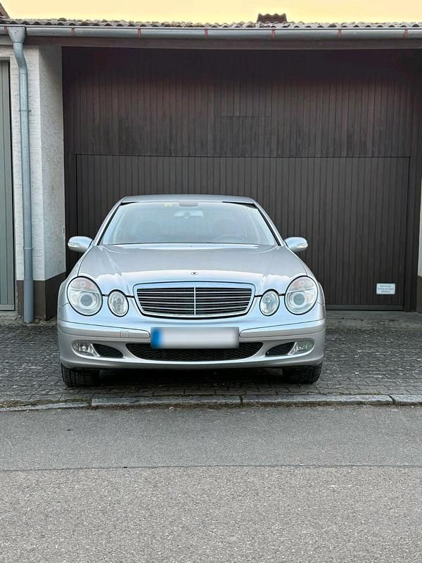 Gebraucht Mercedes E220 150 PS (110 kW) 2002 Silber Limousine