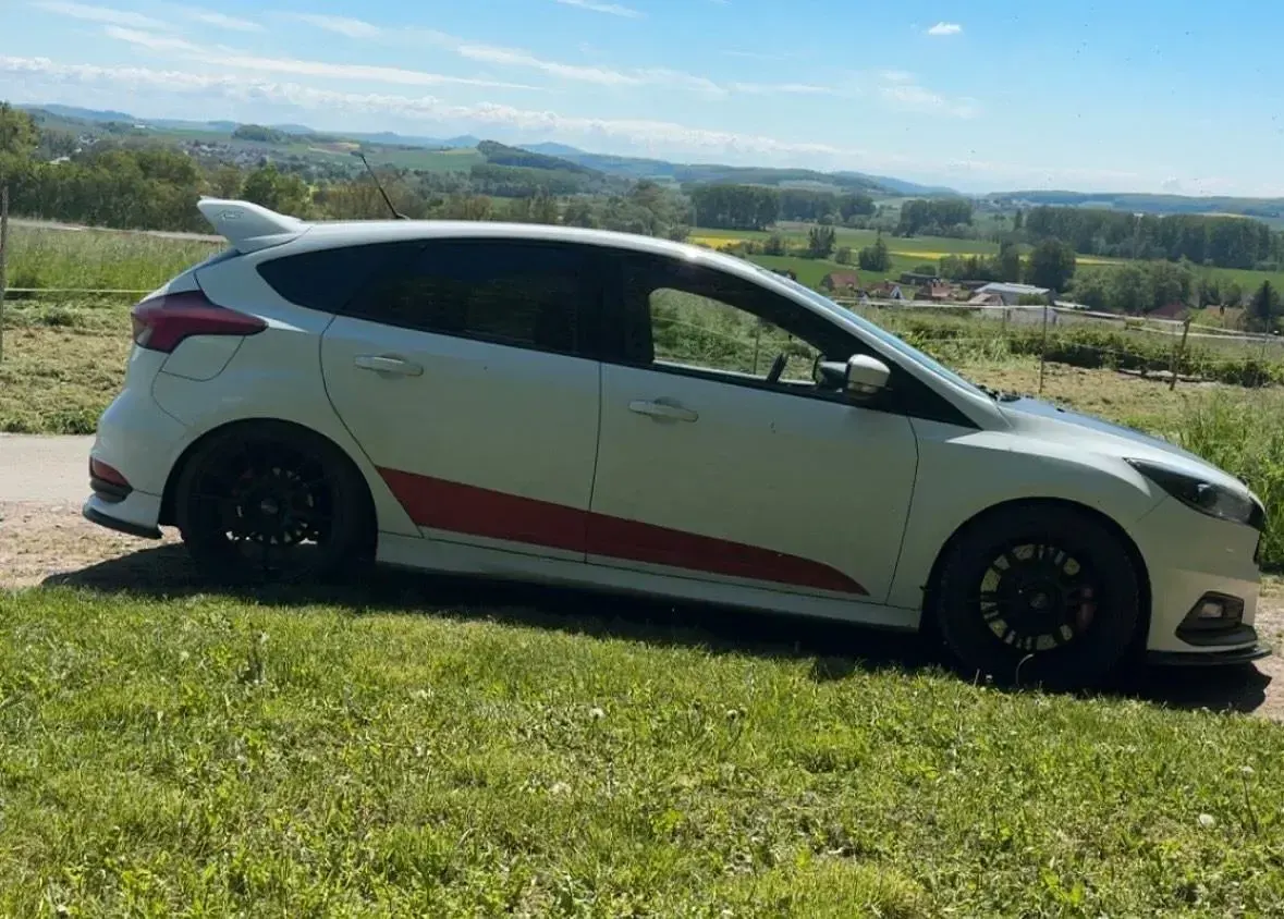 Gebraucht Ford Focus ST 250 PS (183 kW) 2015 Weiß Limousine