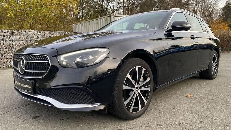 Gebraucht Mercedes E300 Avantgarde 194 PS (142 kW) 2022 Schwarz Limousine