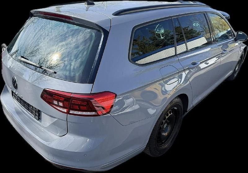 Gebraucht VW Passat Basis 122 PS (89 kW) 2022 Mondsteingrau Kombi