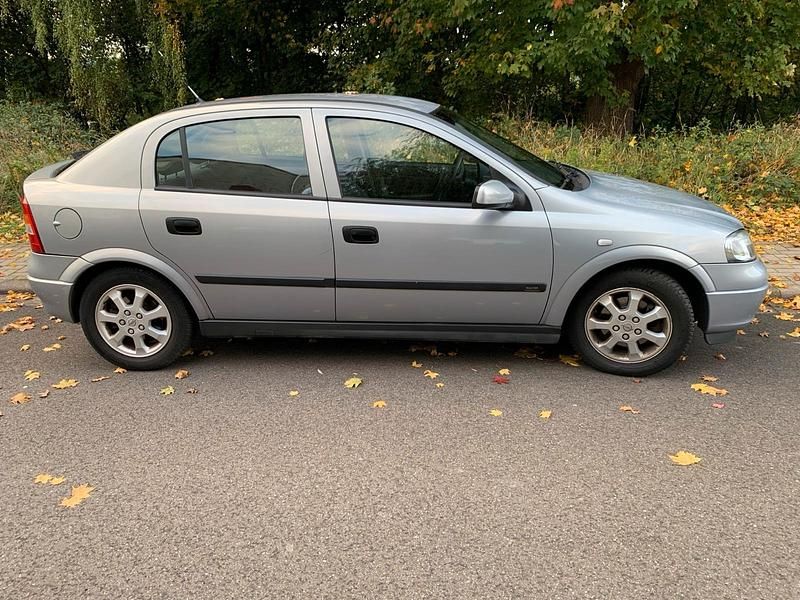 Grau Gebraucht 2001 Opel Astra Kleinwagen | 2.200 € (Fairer Preis) - Bild 1/4