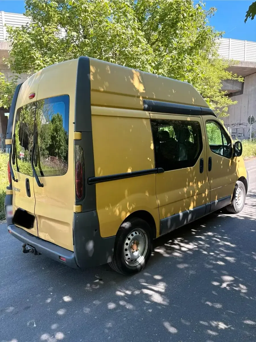 Second-hand Renault Trafic 80 CP (58 kW) 2006 Galben Monovolum