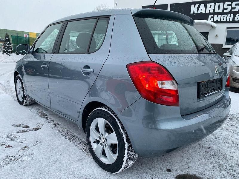 Gebraucht Skoda Fabia Active 60 PS (44 kW) 2012 Grau Limousine