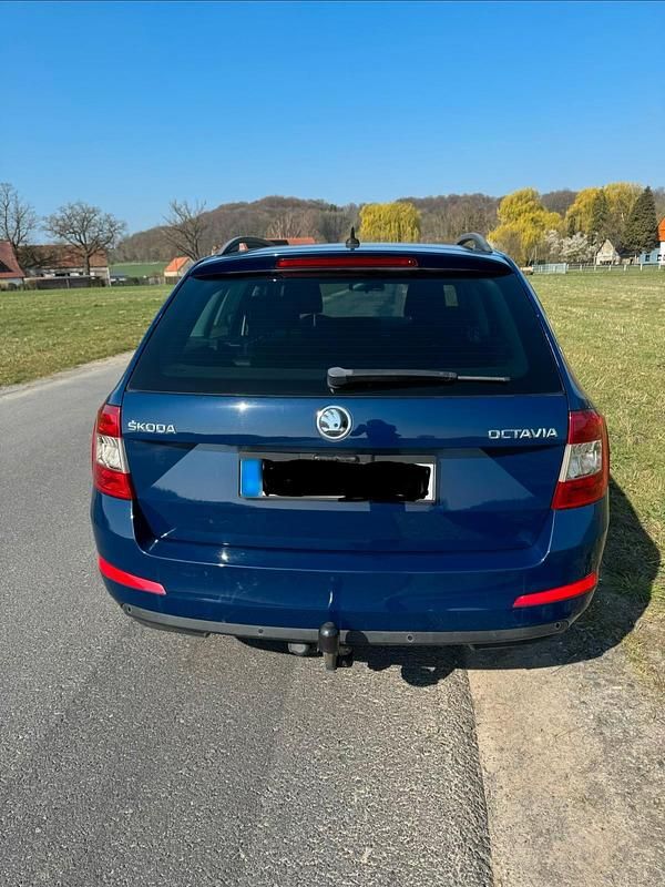 Gebraucht Skoda Octavia Ambition 150 PS (110 kW) 2016 Blau Kleinwagen